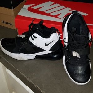 Nike Air Force 270 ... sz. 6.5 Y